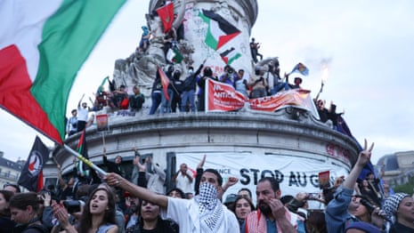 Supporters celebrate after a surprise win for the rest of the league in France - video